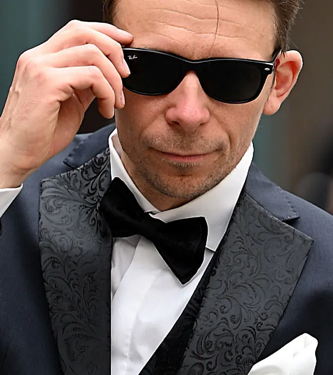 Gerard Paris: Sonnenbrille, gemustertes Revers, schwarze Fliege und weißes Einstecktuch