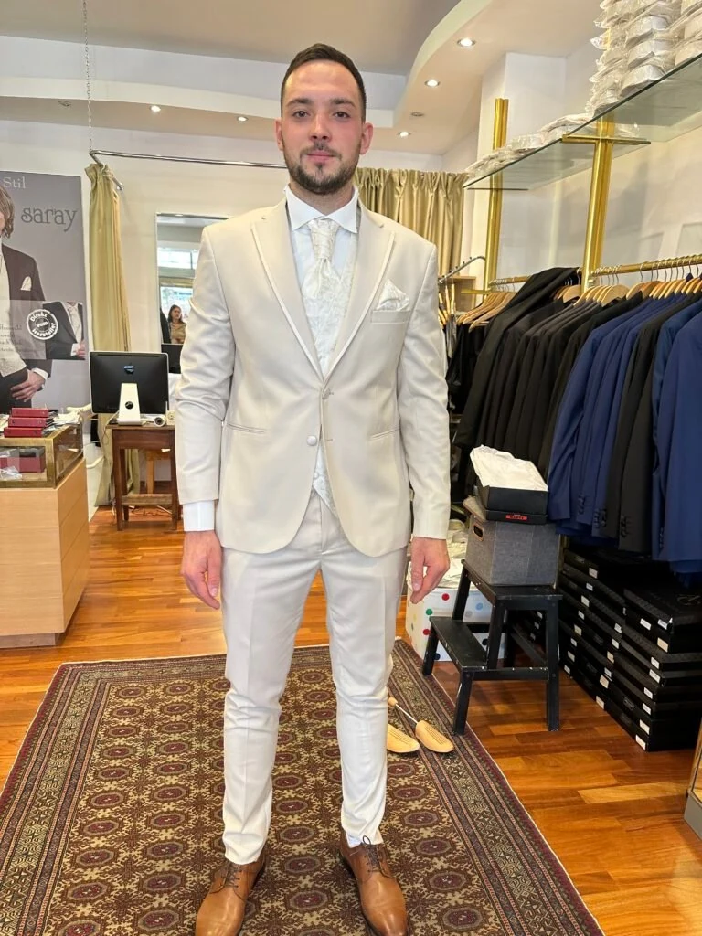 Kundenfoto aus unserer Hochzeitsmode 12